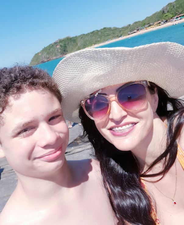 imagem-conteudo-pagina-transtorno-espectro-autista-bruna-ienco-com-filho-anderson